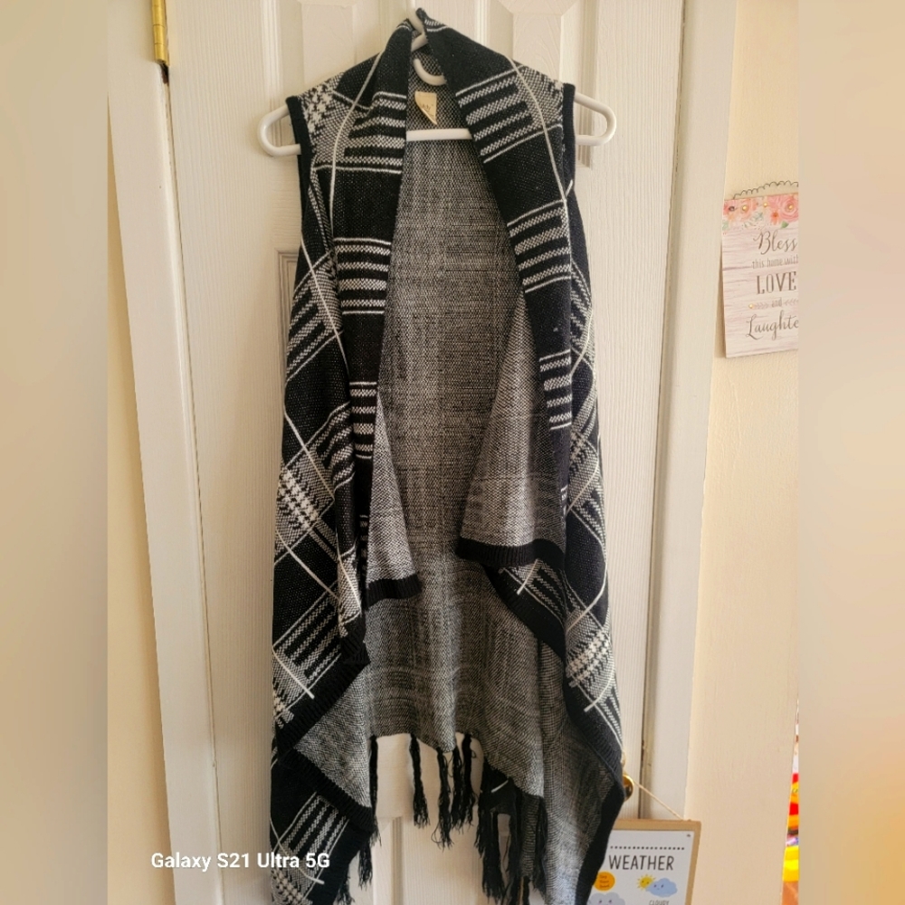 Lildy, open sweater vest black & white fits L/XL